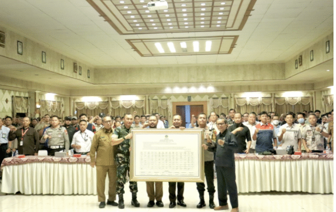 
					
Forkopimda Gresik dan perusahaan angkutan berat menunjukkan hasil Deklarasi Patuhi Jam Operasional, Selasa 9 September 2025. Foto: Dok/ Pemkab Gresik