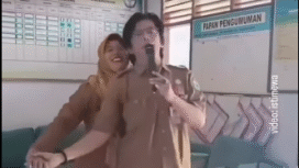 Beredar luas video rekaman saat sepasang guru diduga guru SDN 2 Ciodeng, Tasikmlaya, Jawa Barat, sedang asyik  bernyanyi. Tangkap Layar Video Instagram@riekediahp