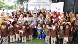 Bupati Warsubi bersama siswas Siswi TK AR-Rahman, usai meletakkan batu pertama pembangunan SD Ar-Rahman di, Jl Bali, Jombang, Minggu 14 September 2025. Foto: Dinas Kominfo Pemkab Jombang