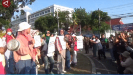 Rautusan ibu-ibu di kawasan Sleman, Yogyakarta kumpul di pertigaan UM< melakukan aksi unjuk rasa agar pemerintah menghentikan sementara Program Makan Gratis Bergisi, untuk dilakukan evaluasi agar keracunan tidak terjadi lagi. Foto: video/antaranews.com