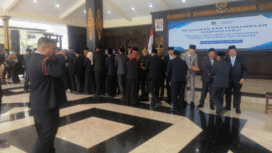 Jajaran Fokopimda berjajar bersama Bupati Jombang, Warsubi  memberikan ucapan selamat kepada 25 pejabat baru di lingkungan Pemkab Jombang, Kamis, 11 September 2025. Foto: kredonews.com/ priyo suwarno