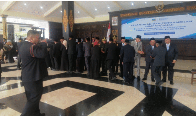 
					Jajaran Fokopimda berjajar bersama Bupati Jombang, Warsubi  memberikan ucapan selamat kepada 25 pejabat baru di lingkungan Pemkab Jombang, Kamis, 11 September 2025. Foto: kredonews.com/ priyo suwarno