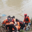 Petugas BPBD Surabaya melakukan evakuasi sesosok jasad perempuan, diketahui bernama Ludia Ratnaningsih, 41, warga Kedurus. Jasadanya ditemukan mengapung di sungai Wonokromo, Jagir, Surabaya, Selasa 9 September 2025. Foto: istimewa/BPBD Surabaya