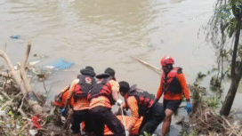 Petugas BPBD Surabaya melakukan evakuasi sesosok jasad perempuan, diketahui bernama Ludia Ratnaningsih, 41, warga Kedurus. Jasadanya ditemukan mengapung di sungai Wonokromo, Jagir, Surabaya, Selasa 9 September 2025. Foto: istimewa/BPBD Surabaya