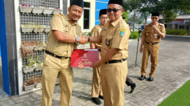 Dinas PUPR Pemkab Jombang menyerahkan penghargaan berupa Satyalancana Karya Satya 10  Tahun, kepada  36 ASN dalam melaksanakan tugas sebagai Aparatur Sipil Negara (ASN), Senin, 29 September 2025. Foto: jombangkab.go.id