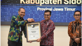 Perwakilan dari emkab Sidoarjo menerima penghargaan dari Gadjah Mada Digital Transformation Governance Index (GM-DTGI) Award 2025 dari Universitas Gadjah Mada (UGM) Yogyakarta. Foto: dok/Pemkab Sidoarjo
