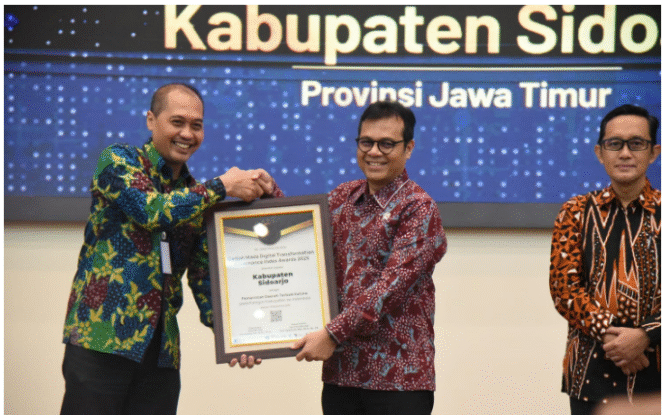 
					Perwakilan dari emkab Sidoarjo menerima penghargaan dari Gadjah Mada Digital Transformation Governance Index (GM-DTGI) Award 2025 dari Universitas Gadjah Mada (UGM) Yogyakarta. Foto: dok/Pemkab Sidoarjo