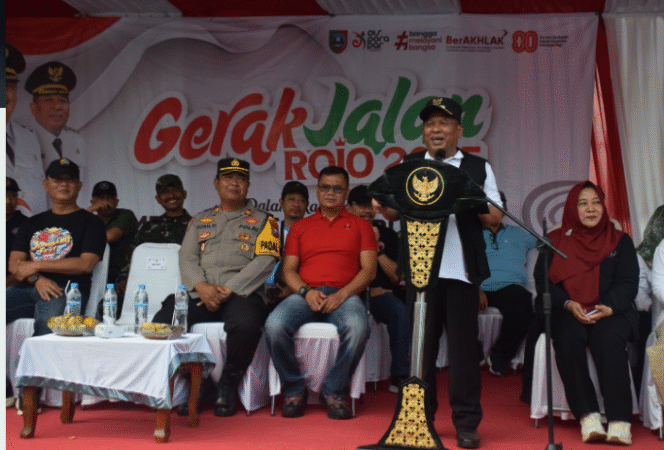 
					Wakil Bupati Jombang, KH Salmanudin Yazid saat memberikan kata sambutan pada acara pemberangkatan Gerajk Jalan ROJO 2025, di Ngoro, Jombang, 30 Agustus 2025. Foto: Jombangkab.go.id