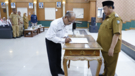 Plt. Kepala BKN Kantor Regional II Surabaya, menandatangani  Sebanyak 39 Pegawai Pemerintah dengan Perjanjian Kerja (PPPK) formasi tahun anggaran 2024 di lingkungan Pemerintah Kabupaten (Pemkab) Jombang  resmi menerima Surat Keputusan (SK) pengangkatan mereka. Penyerahan SK, Selasa, (16/9/2025). Foto: jombangkab.go.id