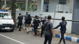 Petugas Saptol PP menjebol satu tiang kabel Wifi yang dianggap melanggar aturan, Jumat 19 September 2025. Foto: dok/ Satpol PP Jombang