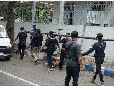 Petugas Saptol PP menjebol satu tiang kabel Wifi yang dianggap melanggar aturan, Jumat 19 September 2025. Foto: dok/ Satpol PP Jombang