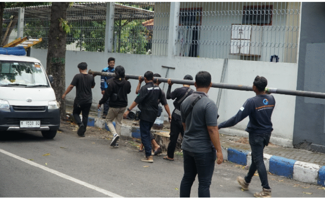 
					Petugas Saptol PP menjebol satu tiang kabel Wifi yang dianggap melanggar aturan, Jumat 19 September 2025. Foto: dok/ Satpol PP Jombang