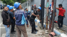 Petugas Satpol PP Jombang membokgar tiang kabel WiFI yang dianggap melanggara ketentuan dan menjembol, dim kawasan kota Jombang, Jumat 19 September 2025. Foto: dok/ Satpol PP Jombang