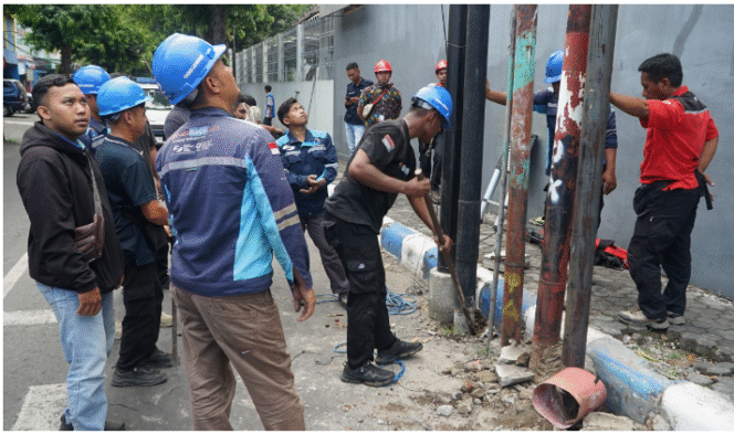 
					Petugas Satpol PP Jombang membokgar tiang kabel WiFI yang dianggap melanggara ketentuan dan menjembol, dim kawasan kota Jombang, Jumat 19 September 2025. Foto: dok/ Satpol PP Jombang