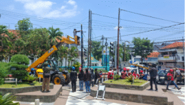 Satpol PPPmekab Jombang melanjutkan operasi penetiban kabel-kabel WiFi, telepon dan sejenisnya yang menganggu kertiban dan membayakan bagi kepentingan umum, Senin, 22 September 2025. Foto: Diskominfo Pemkab Jombang