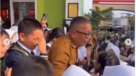 Berita viral mengenai Kepala Sekolah SMP Negeri 1 Prabumulih, Roni Ardiansyah, yang dicopot dari jabatan kepala sekolah, beredar luas karena diduga menegur seorang siswa yang membawa mobil ke halaman sekolah. Siswa tersebut ternyata anak dari Walikota Prabumulih, H Arlan. Foto: Instagram@majeliskopi08