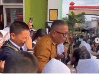 Berita viral mengenai Kepala Sekolah SMP Negeri 1 Prabumulih, Roni Ardiansyah, yang dicopot dari jabatan kepala sekolah, beredar luas karena diduga menegur seorang siswa yang membawa mobil ke halaman sekolah. Siswa tersebut ternyata anak dari Walikota Prabumulih, H Arlan. Foto: Instagram@majeliskopi08