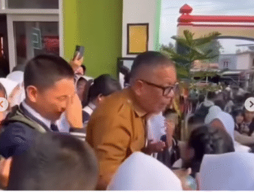 Berita viral mengenai Kepala Sekolah SMP Negeri 1 Prabumulih, Roni Ardiansyah, yang dicopot dari jabatan kepala sekolah, beredar luas karena diduga menegur seorang siswa yang membawa mobil ke halaman sekolah. Siswa tersebut ternyata anak dari Walikota Prabumulih, H Arlan. Foto: Instagram@majeliskopi08