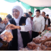 Bukan cuma beras, pasar murah di Sidoarjo, Rabu 3 September 2025, menjual beberapa kebutuhan pokok lainnya, berupa telur, minyak goreng dan gula. Foto: Kredonews.com/ arso yudianto