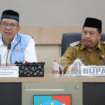 Jombang Bupati Jombang Warsubi dan Dr. Ir. Sugeng Santoso, M.T., Staf Ahli Bidang Ekonomi Maritim Kemenko Panga
melakukan montoring dan evaluasi 306 Koperasi Desa/Kelurahan Merah Putih (KDMP/KKMP) di Jombang memasuki babak baru. Dalam kegiatan monitoring dan evaluasi (Monev) pada Selasa (30/9/2025), diruang Swagata Pendopo Kabupaten n, menyampaikan harapan besar agar KDMP menjadi pilar ekonomi kerakyatan.. Foto: Diskominfo Pemkab Jombang