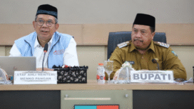 Jombang Bupati Jombang Warsubi dan Dr. Ir. Sugeng Santoso, M.T., Staf Ahli Bidang Ekonomi Maritim Kemenko Panga
melakukan montoring dan evaluasi 306 Koperasi Desa/Kelurahan Merah Putih (KDMP/KKMP) di Jombang memasuki babak baru. Dalam kegiatan monitoring dan evaluasi (Monev) pada Selasa (30/9/2025), diruang Swagata Pendopo Kabupaten n, menyampaikan harapan besar agar KDMP menjadi pilar ekonomi kerakyatan.. Foto: Diskominfo Pemkab Jombang