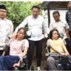 Bupati Sidoarjo Subandi menyerahkan dua unit kursi roda kepada dua gadis bernama  Aulia Widayanti dan Siti Ismiyah, penyandang diabilitas, Kamis 4 September 2025. Foto: Dok/ Pemkab Sidoarjo