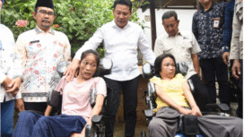Bupati Sidoarjo Subandi menyerahkan dua unit kursi roda kepada dua gadis bernama  Aulia Widayanti dan Siti Ismiyah, penyandang diabilitas, Kamis 4 September 2025. Foto: Dok/ Pemkab Sidoarjo