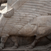 Dibuat pada masa pemerintahan Raja Sargon II (722–705 SM), patung 18 ton ini pernah berdiri di gerbang ibukota Dur-Sharrukin (Khorsabad modern), dibangun sekitar 713 SM sebagai tampilan kekuatan kekaisaran. Foto: Instagram@thisisancient