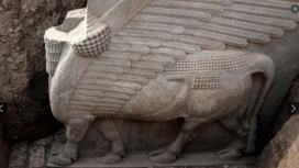 Dibuat pada masa pemerintahan Raja Sargon II (722–705 SM), patung 18 ton ini pernah berdiri di gerbang ibukota Dur-Sharrukin (Khorsabad modern), dibangun sekitar 713 SM sebagai tampilan kekuatan kekaisaran. Foto: Instagram@thisisancient