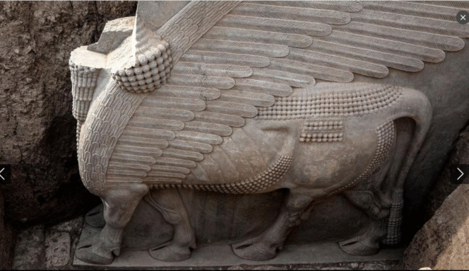 
					Dibuat pada masa pemerintahan Raja Sargon II (722–705 SM), patung 18 ton ini pernah berdiri di gerbang ibukota Dur-Sharrukin (Khorsabad modern), dibangun sekitar 713 SM sebagai tampilan kekuatan kekaisaran. Foto: Instagram@thisisancient