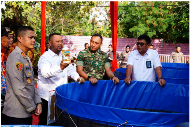 
					Bupati Fandi Akhmad Yani, Kapolres AKBP Rovan Richard Mahenu, Dandim Letkol Inf Fadly Subur Karamaha. dan Dirut Petro Kimia Gresik Daconi Khotob melaunching program budidaya lele untuk 80 desa se wilayah Gresik. Foto: Istimewa