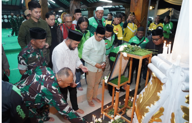 
					Walikota, Kapolres dan Dandim kota batu bersama paguyuban driver ojek online (Ojol) menggelar doa bersama untuk Affan Kurniawa. Acara digelar di pendopo rumah dinas pemkot Batu, Selasa malam 2 September 2025. Foto: Kredonews.com/ arso yudianto