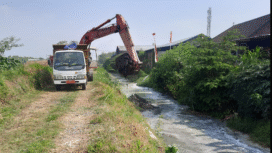 Pemkab Jombang melakukan pengerukan sungai lokasi pembuangan limbah tahu di desa Sumbermulyo, kecamatan Jogoroto, Jombang. Foto: nusantarapos.com