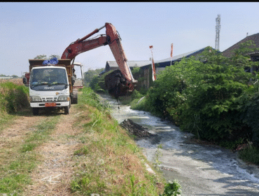 Pemkab Jombang melakukan pengerukan sungai lokasi pembuangan limbah tahu di desa Sumbermulyo, kecamatan Jogoroto, Jombang. Foto: nusantarapos.com