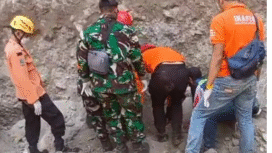 Tim SAR Gabungan berhasil menemukan jasad Suroso, 55, yang terpendam dalam 6 meter longson di lokasi galian C,  di Desa Nguri, Kecamatan Lembeyan, Kabupaten Magetan, Jawa Timur, dalam kondisi meninggal dunia, Minggu, 28 September 2025, 12.25 WIB. Foto: kredonews.com/ bambang tjuk winarno