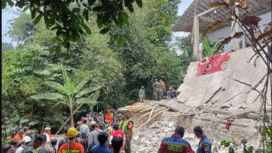 Sebuah bangunan dua lanti milik majelis Ashobiyah runtuh, ketika sekitar 200 majelis mengikuti acara peringatan Maulid Nabi, di Bogor, Minggu pagi, 7 September 2025. Foto:   kompas.com