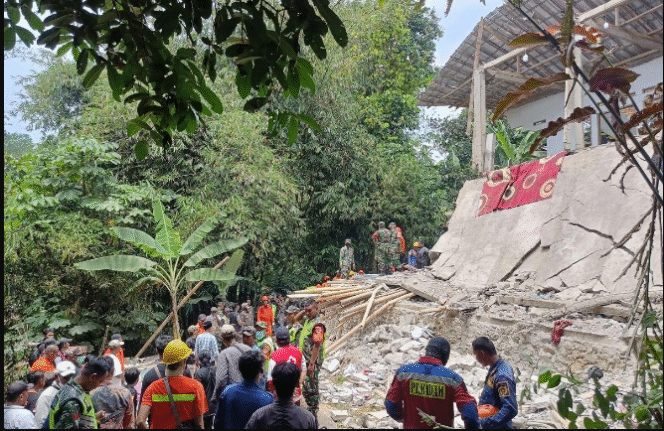 
					Sebuah bangunan dua lanti milik majelis Ashobiyah runtuh, ketika sekitar 200 majelis mengikuti acara peringatan Maulid Nabi, di Bogor, Minggu pagi, 7 September 2025. Foto:   kompas.com