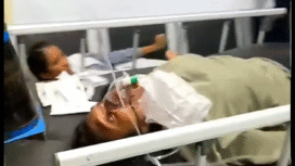 Seorang sisi SMK Trikor Banggai, Provinsi Sulawesi Tengah, mengalami kejang-kejang saat dibawa ke UGD untuk mendapatkan perawatan setelah diudga mengalami kercaunan akibat mengonsumsi manu makanan dari dapur MBG, Rabu 17 September 2025. Foto: tangkap layar video TikTok@Oppa Kend