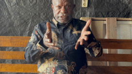 Ketua Suku MEE, Piet Pigai di Kelurahan Enarotali, dalam kesempatan ramah tamah bersama Satgas ODC, Rabu pukul 15.30 WIT, 24 September 2025. Foto: Dok/Satgas ODC