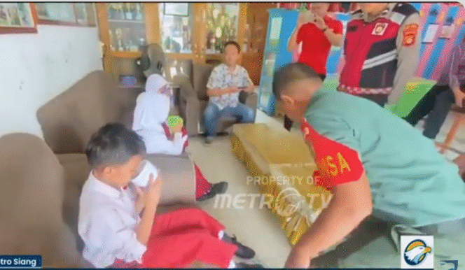 
					Puluhan siswa TKA Al-Falah, Tlanakan , Pemekasan, Madura, dirawat puskesmas, diduga kercaunan setelah makan makanan dari MBG, Selasa, 9 September 2026. Foto: tangkap layar video Youtube@Metro TV