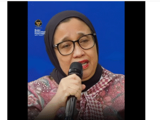 Wakil Kepala BGN, Nanik S. Deyang melakukan konferensi pers untuk emmberikan jawaban atas kasus kerancunan menu dapur dlaam pelayanan Makan Berhizi Gratis (MBG)  secara nasional, di kantor BGN, jakarta, Jumat 26 September 2025. Foto: tnakgpa layar video Instagram@bakom.ri