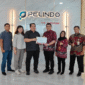 Penyerahkan sertipikat pembayar PBB Teladan kepada PT Terminal Petikemas Surabata. Foto: do/ PT Terminal Petikemas Surabaya