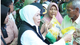 Gubernur Jatim didampingi wakil bupati Sidoarjo, gelar pasar murah di Taman, Kamis 4 September 2025. Khofifah menegaskan bahwa stok pangan aman. Foto: Dok/ Pemkab Sidoarjo