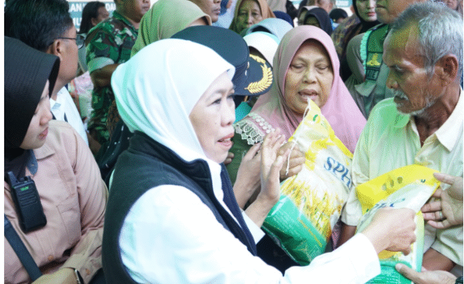 
					Gubernur Jatim didampingi wakil bupati Sidoarjo, gelar pasar murah di Taman, Kamis 4 September 2025. Khofifah menegaskan bahwa stok pangan aman. Foto: Dok/ Pemkab Sidoarjo