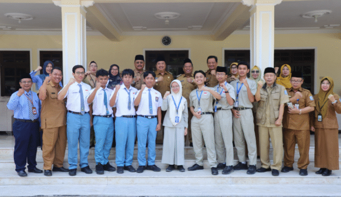 
					Delegasi Pelajar Jombang ke lomba OSN di Surabaya, bersama pembinanya  mendapat apresiasi dari Bupati Jombang, Warsubi di pendotpo kabupaten, Senin 8 September 2025. Fotro: jombangka.go.id