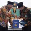 Bertempat di Ruang Bung Tomo, Pemerintah Kabupaten (Pemkab) Jombang menyerahkan Surat Keputusan (SK) Purnatugas kepada 111 Aparatur Sipil Negara (ASN) yang akan memasuki masa pensiun terhitung mulai tanggal (TMT) 1 Oktober hingga 1 Desember 2025. Foto: Diskomifo Pemkab Jombang