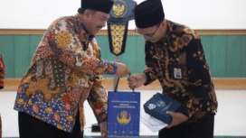 Bertempat di Ruang Bung Tomo, Pemerintah Kabupaten (Pemkab) Jombang menyerahkan Surat Keputusan (SK) Purnatugas kepada 111 Aparatur Sipil Negara (ASN) yang akan memasuki masa pensiun terhitung mulai tanggal (TMT) 1 Oktober hingga 1 Desember 2025. Foto: Diskomifo Pemkab Jombang