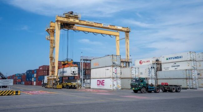 Pelabuhan bongkar muat petikemas di Surabaya (Foto: Dok. TPS)