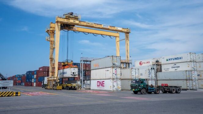 
					Pelabuhan bongkar muat petikemas di Surabaya (Foto: Dok. TPS)