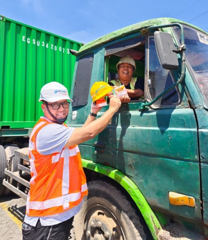
					Program sosial untuk sopir petikemas di lingkungan Terminal Petikemas Surabaya. (Foto: Dok. TPS)